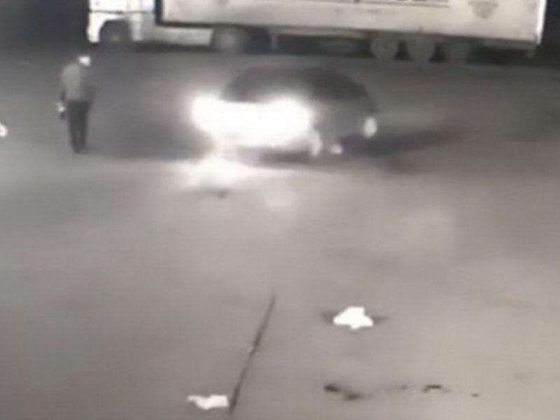 Prokuroru maşına bağlayıb sürüdülər - ŞOK VİDEO