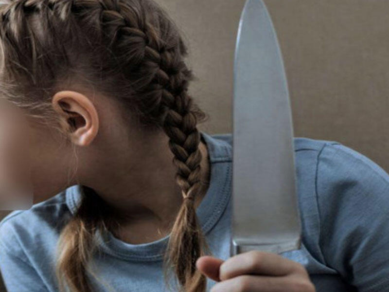 12 yaşlı qız atalığını öldürdü