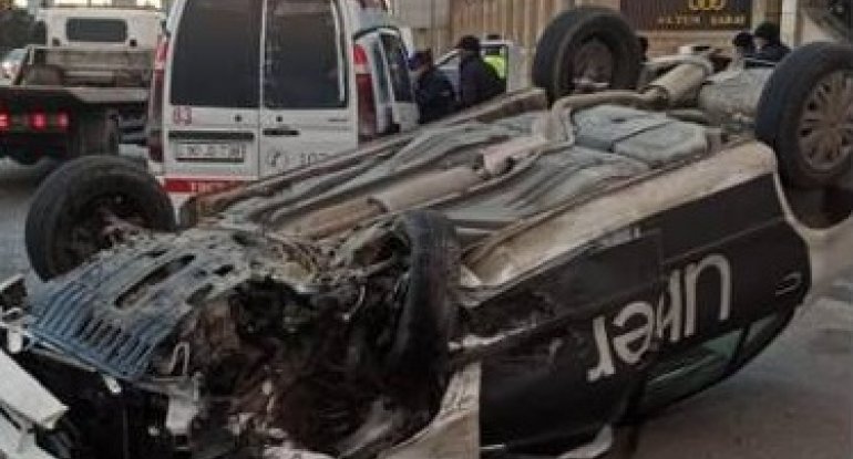 Bakıda ağır yol qəzası: Taksi aşdı, yaralılar var (FOTO)