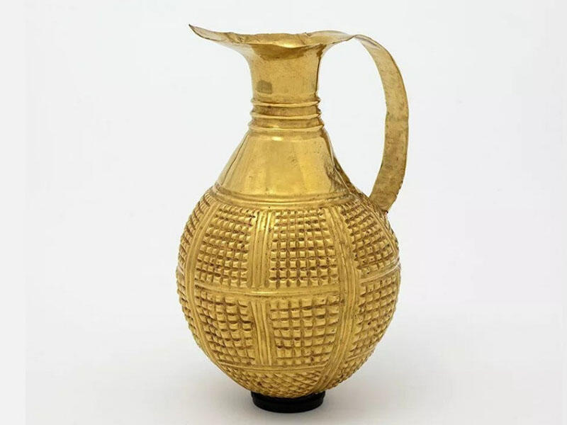 Böyük Britaniya 4250 il yaşı olan qızıl küpü Türkiyəyə qaytarıb