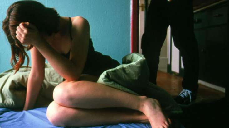 Yağışdan qorunmaq üçün tanımadığı şəxsin evinə sığındı: Səhər yuxudan ayılanda DƏHŞƏT YAŞADI - FOTO