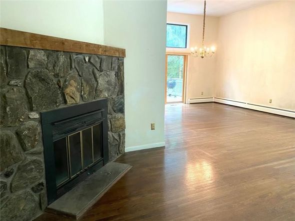 Anasını “qocalar evi”nə göndərən məşhur müğənni onun evini satdı - FOTO