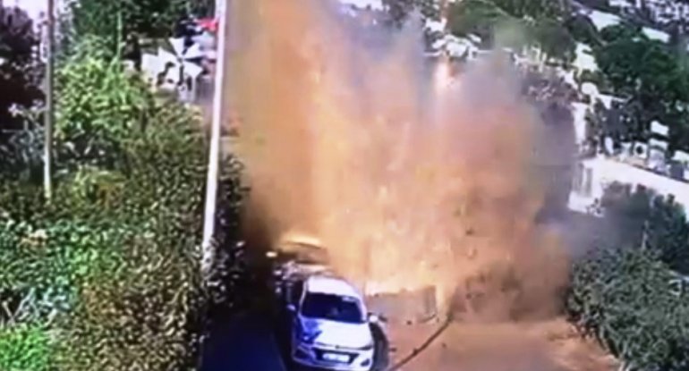 Yolun altından keçən su xətti bomba kimi partladı - VİDEO