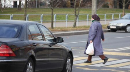 Ağsuda 65 yaşlı qadını avtomobil vurub