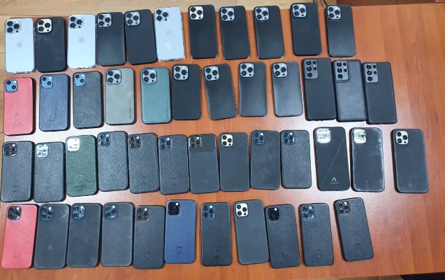 Çantasında 47 ədəd mobil telefon keçirmək istədi - Foto