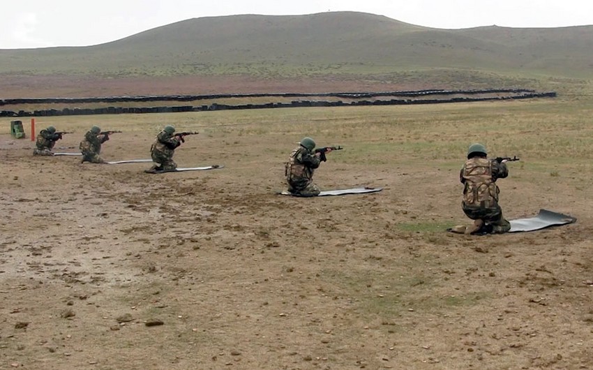 Hərbi təlim toplanışına cəlb edilən hərbi vəzifəlilər praktiki atışlar yerinə yetiriblər -VIDEO