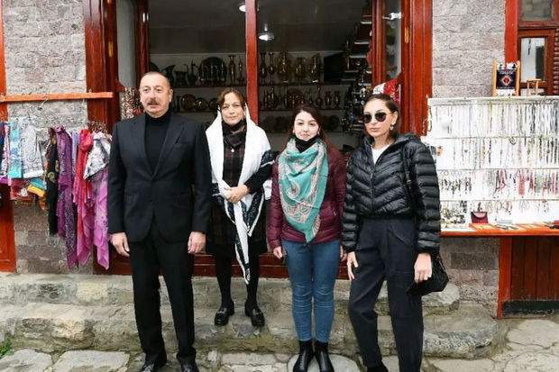 İlham Əliyev və Mehriban Əliyeva Lahıc sakinləri ilə şəkil çəkdirib – FOTO