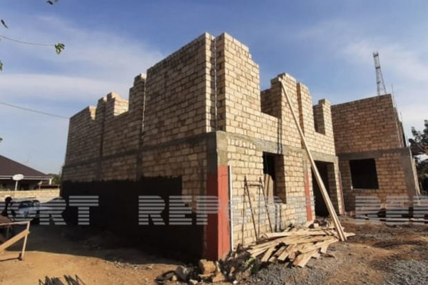 Восстанавливается дом жителя Гянджи, потерявшего четверых членов семьи в результате попадания снаряда - ФОТО