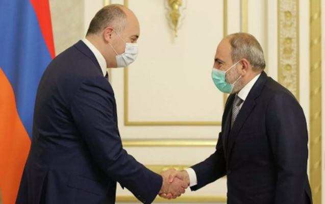 Gürcüstanın müdafiə naziri Paşinyanla görüşdü