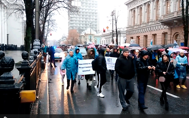 Ukraynada yüzlərlə insan peyvənd məcburiyyətinə etiraz etdi