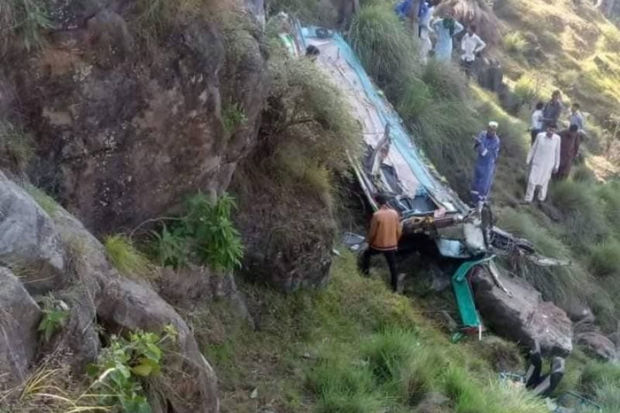 Pakistanda sərnişinlə dolu avtobus dərəyə yuvarlandı: 23 həlak olub - FOTO