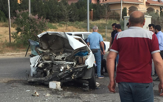 Avtomobil dayanacağa çırpıldı, 2 nəfər xəsarət aldı