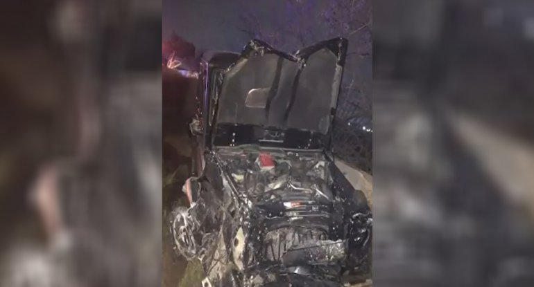 Tanınmış meyxanaçıların olduğu maşın aşıb - FOTO