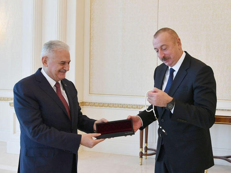 Binəli Yıldırım Prezident İlham Əliyevə təsbeh hədiyyə edib