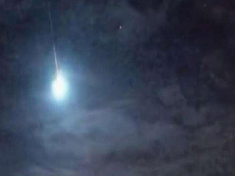 Gecə saatlarında səmada görünən işıq sakinlərdə TƏŞVİŞ YARATDI: Bir çox şəhərdən müşahidə edildi - VİDEO