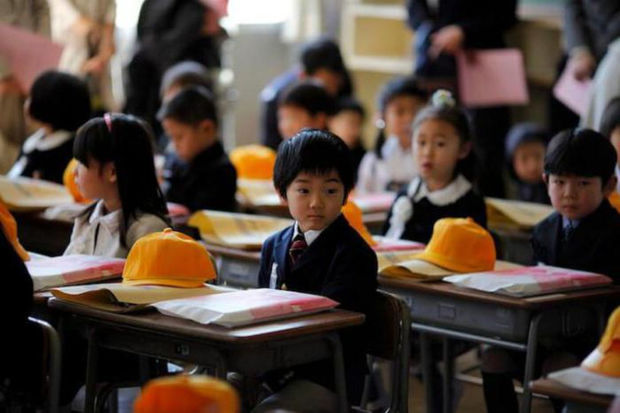 СМИ: В Японии семьям выплатят по 880 долларов на каждого ребенка