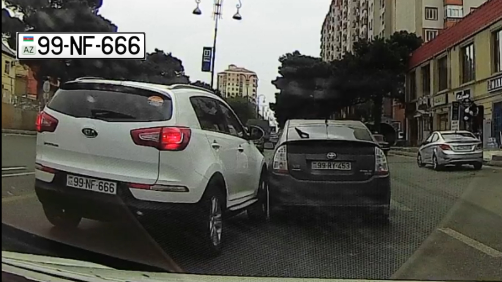 Xırdalanda qəza törədib qaçmaq istəyən xanım sürücünün qarşısını kəsdilər - VİDEO