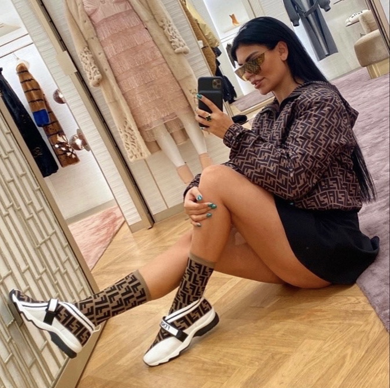 Afaq yenə açıq-saçıq paltarda poza verdi -FOTO