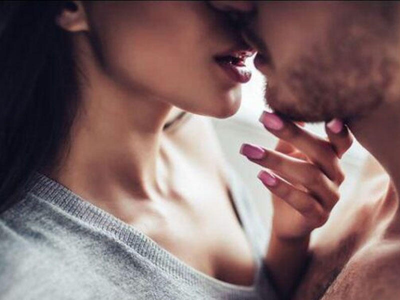 Gəlin toyunda ofisiantla intim əlaqəyə girdi - Bəyin dostu gizlicə VİDEOya çəkdi