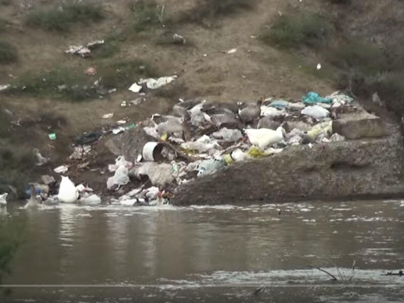 Biləsuvarda su kanalı məişət tullantıları ilə dolub - VİDEO