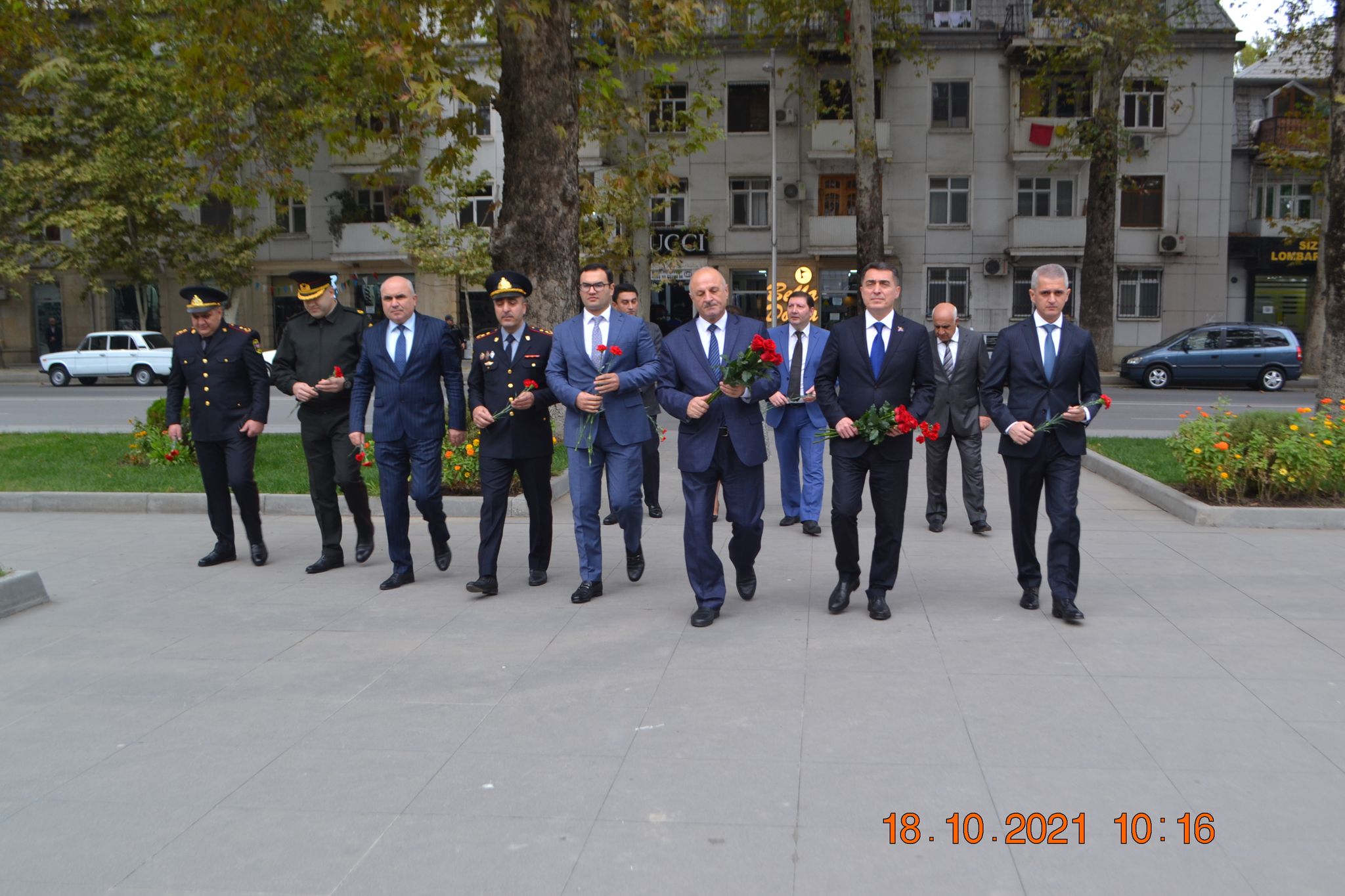 Yaxalardakı xarıbülbül gerçək çiçəyə dönmüşdü ...