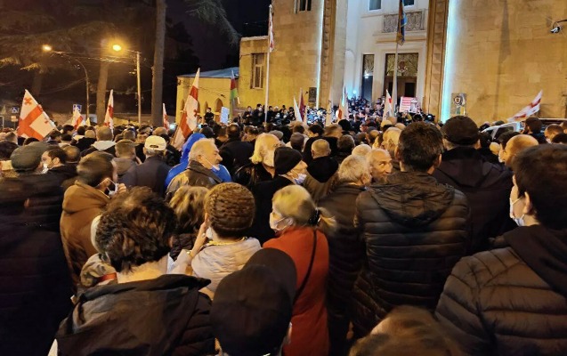 Saakaşvilinin tərəfdarları gecəni Hökumət Evinin qarşısında keçirib