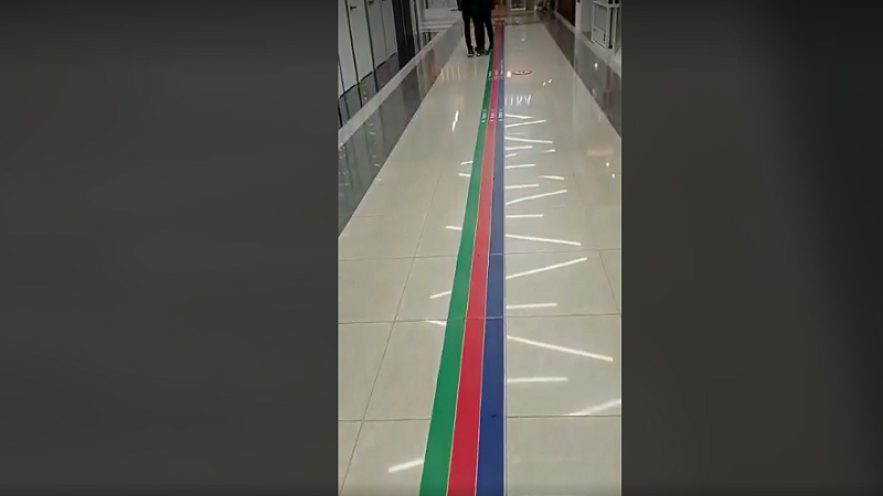 Moskvada bazar sahibi olan erməni bayrağımızı ayaqlar altına sərdi (FOTO/VİDEO)