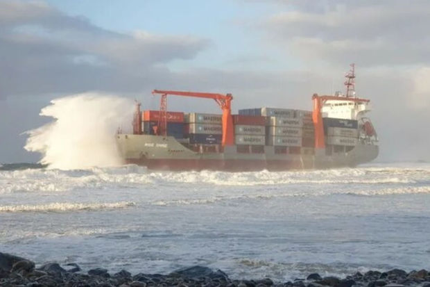 Göyərtəsində 14 nəfərin olduğu gəmi fırtınaya düşdü – VİDEO