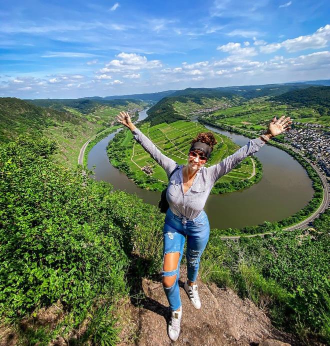 Selfi çəkmək istəyən qız canından oldu - FOTO