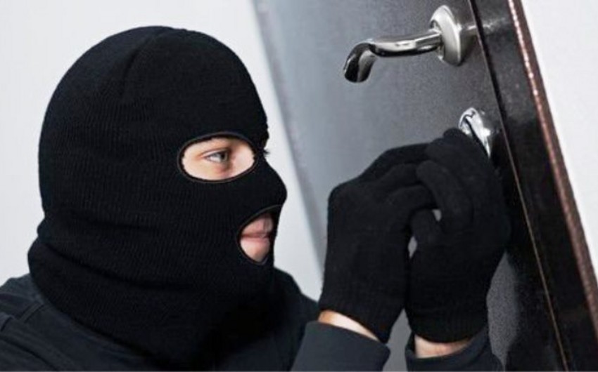 Bakıda evlərdən 4 min manatlıq oğurluq edilib