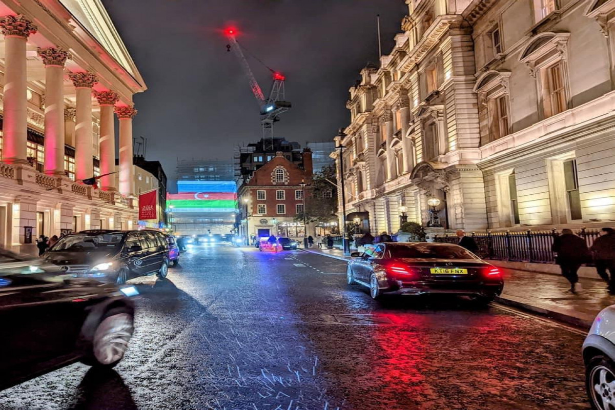 Londonun mərkəzi küçələrində Azərbaycan bayrağı və Xarı bülbül simvolları işıqlı proyeksiya ilə əks etdirilib