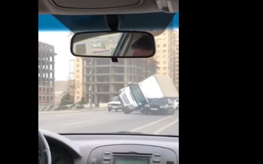 Bakıda güclü külək yük avtomobilini aşırıb