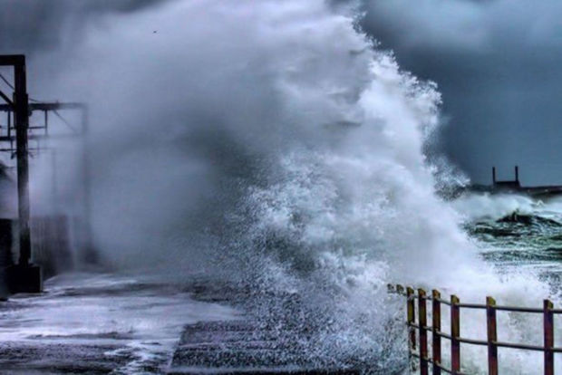 Neft Daşlarında dalğanın hündürlüyü üç metrə çatdı - FAKTİKİ HAVA