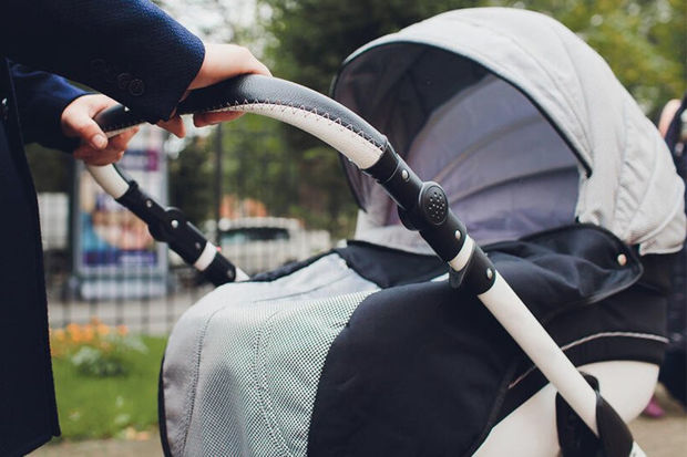 Pirotexnik vasitəni körpənin olduğu uşaq arabasına atdı