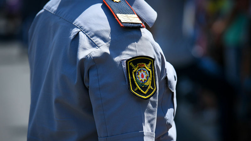 В Азербайджане сотрудник полиции по неосторожности получил огнестрельное ранение