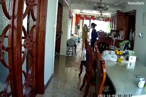 Nənənin çevik reaksiyası körpənin ağır xəsarət almasının qarşısını aldı - VİDEO