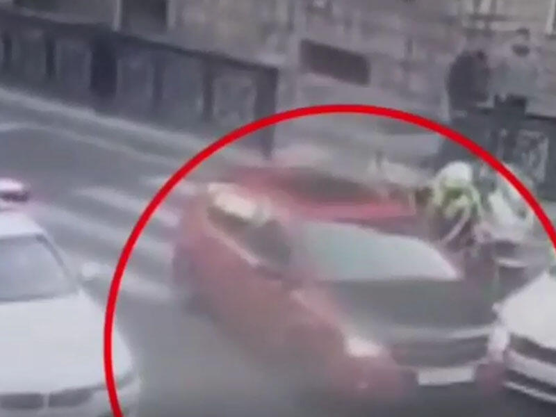 Bakıda sərxoş sürücü yol polisini avtomobillə vurdu - Anbaan VİDEO