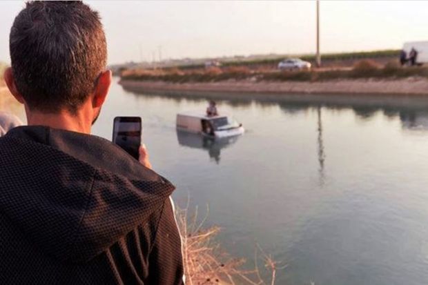 Türkiyəli ər-arvad suya düşən mikroavtobusdan xilas oldular - VİDEO