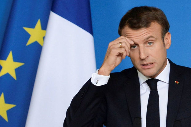 Макрон изменил оттенок синего цвета на флаге Франции