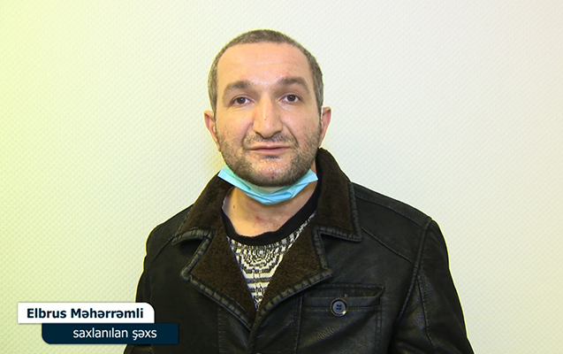 Taksi sürücüsünü daşla vurub telefonunu aldı