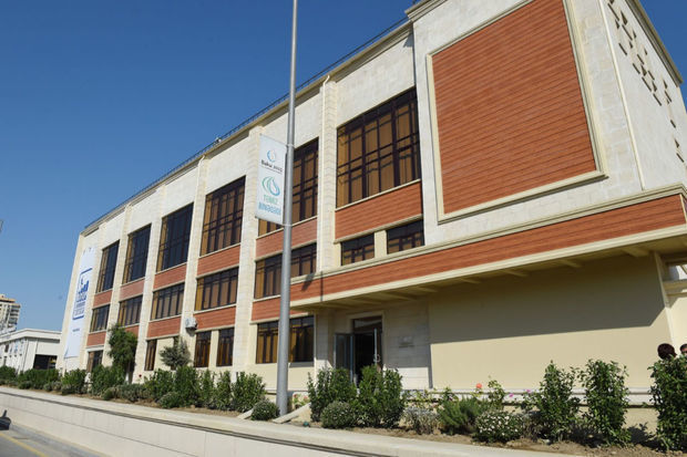 В Бакинском профлицее скончался мужчина