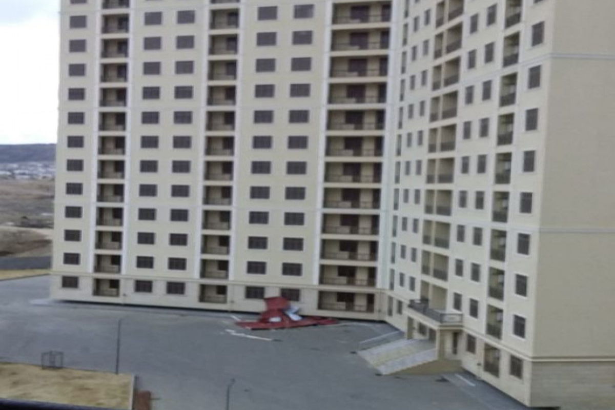 Jurnalistlər üçün inşa edilən 3-cü binanın damını külək uçurub - FOTO