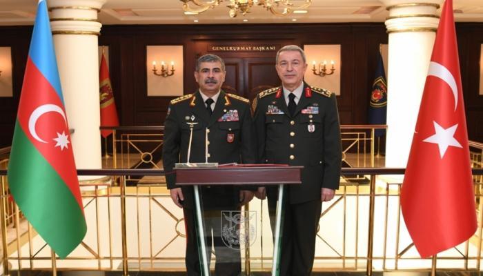 Состоялся телефонный разговор между министрами обороны Азербайджана и Турции