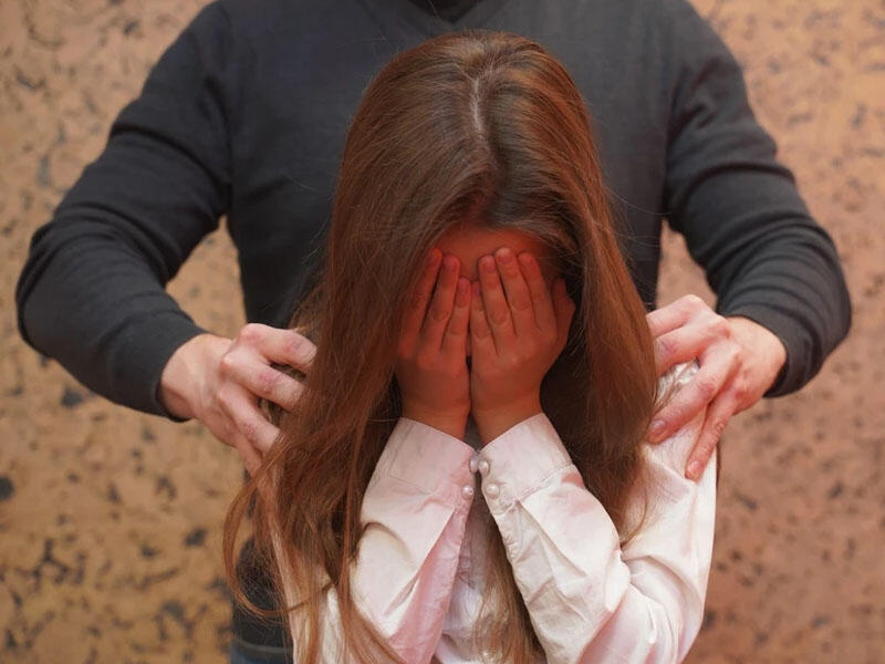 Məktəbli qız ögey qardaşından direktora şikayət etdi - Evdə tək qalanda məni zorlayır