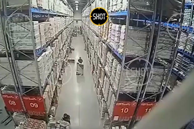 Anbarda çalışan fəhlə aşan alkoqol rəflərinin altında qaldı – ANBAAN VİDEO