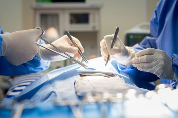 Azərbaycanda həkim iki xəstəni səhv əməliyyat etdi: Biri öldü