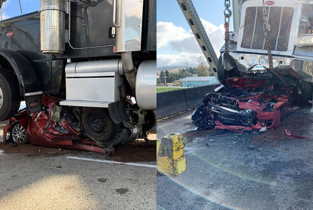 Водитель остался жив в полностью расплющенном автомобиле - ФОТО