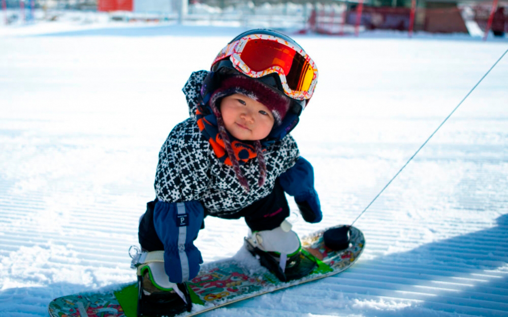 Dünyanı şoka salan 11 aylıq körpə xizək sürdü - VİDEO