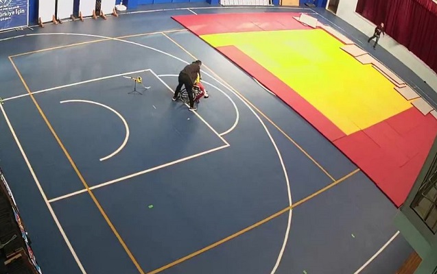 Zəlzələ anında davranışı alqışla qarşılandı - Video