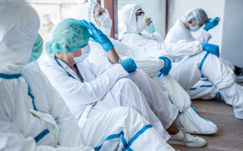 Britaniya alimləri həkimlərdə koronavirusa qarşı xüsusi immunitet aşkarlayıblar